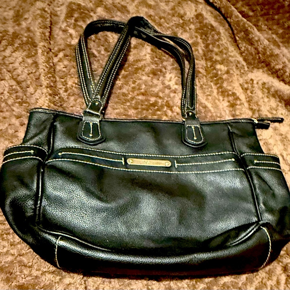 Chic Black Leather Shoulder Bag with Adjustable Strap and Sleek Design